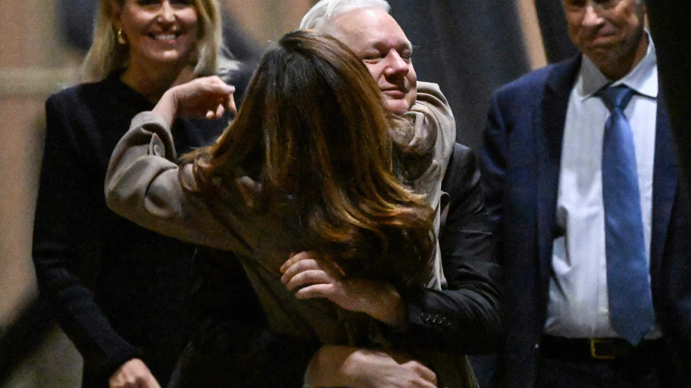 WikiLeaks-Gründer Julian Assange umarmt seine Frau Stella Assange bei seiner Ankunft am Flughafen in Canberra, Australien, 26. Juni 2024. © WILLIAM WEST / AFP / picturedesk.com