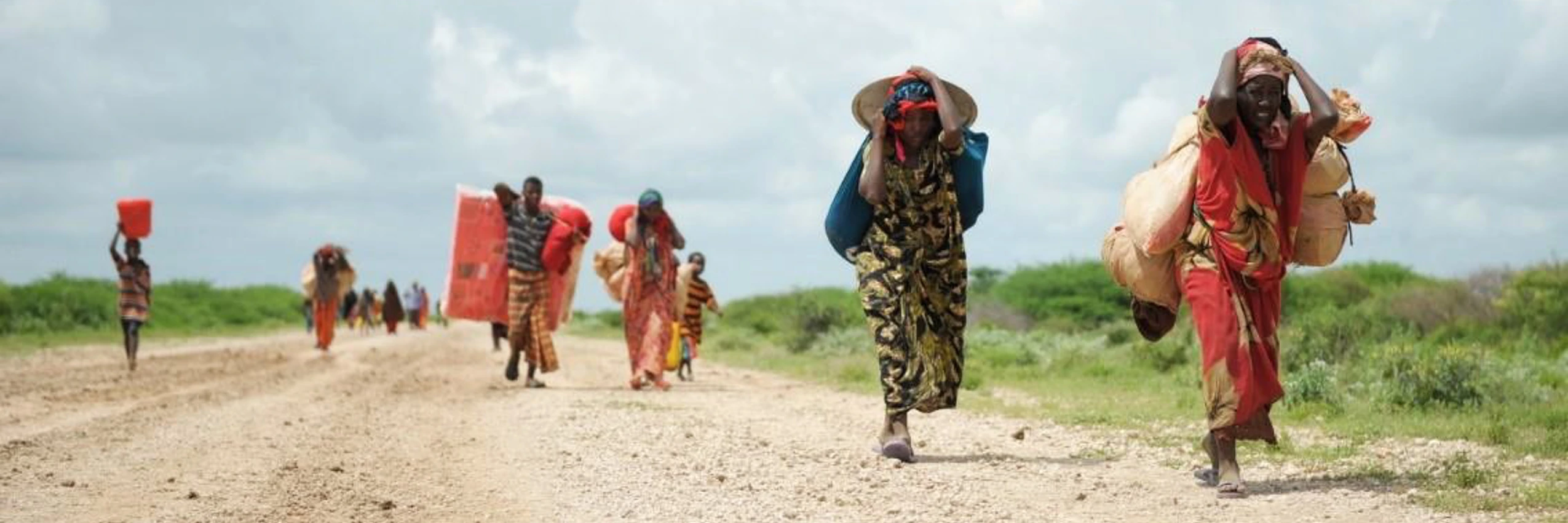 © Frauen mit ihren Habseligkeiten auf dem Weg in ein Lager für Binnenvertriebene /AU UN IST PHOTO / TOBIN JONES