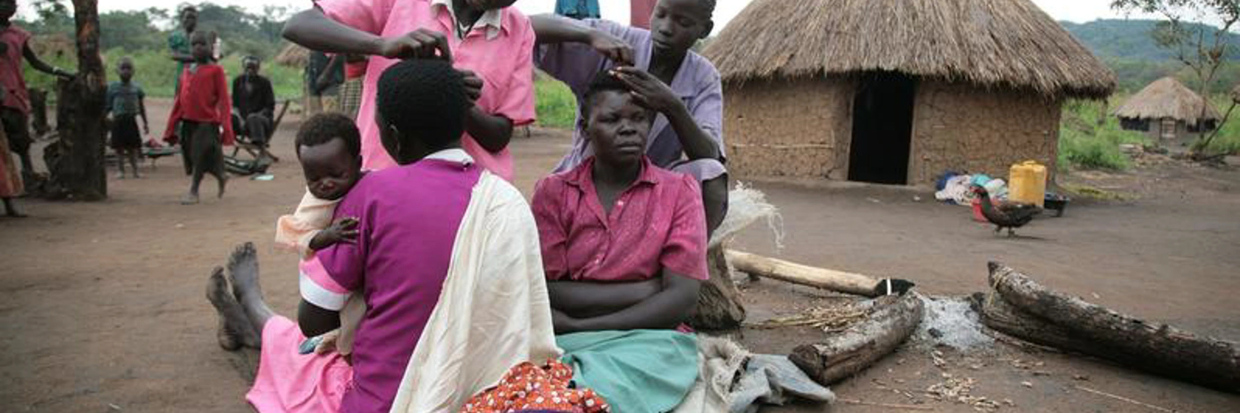 © Binnenvertriebene Frauen und Kinder im Amuru-Distrikt im Norden Ugandas / UNHCR / E. Denholm