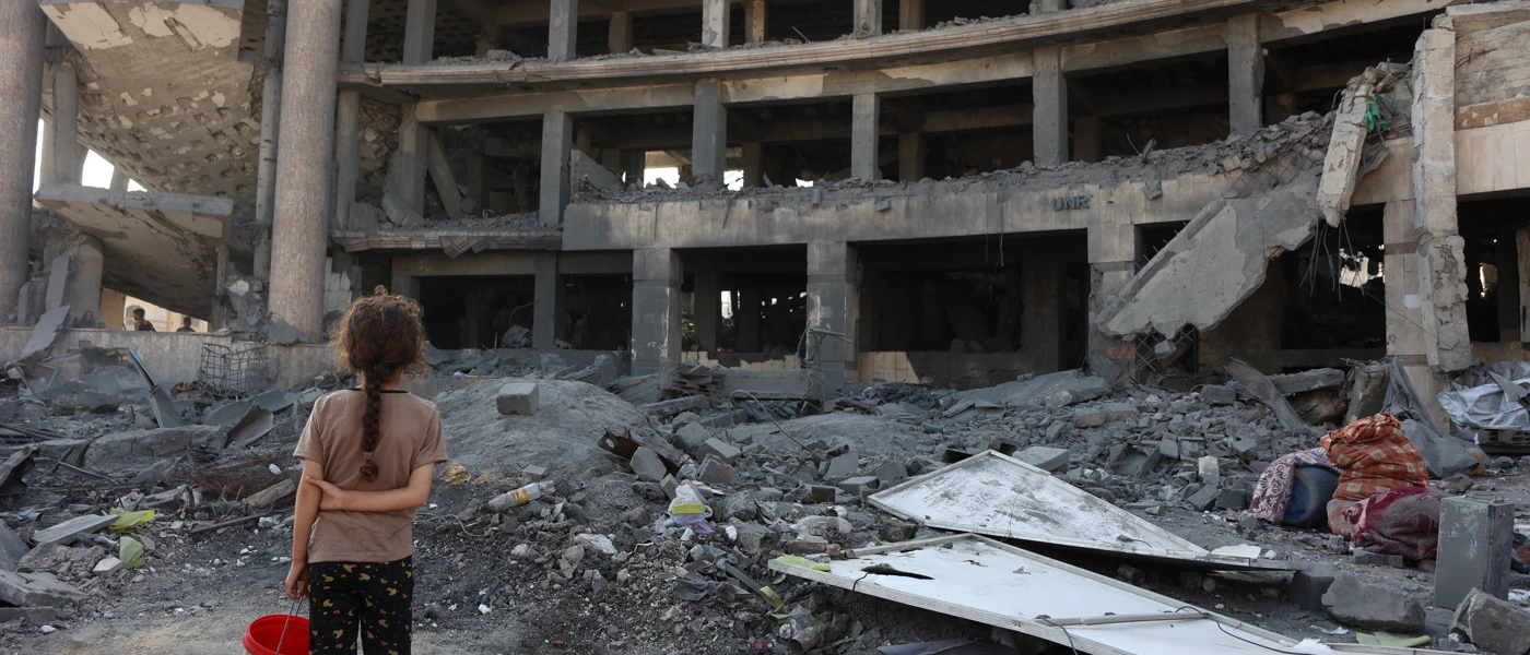 Ein palästinensisches Mädchen steht nach einem nächtlichen Angriff vor dem zerstörten Sheikh-Radwan-Gesundheitszentrum im Norden von Gaza-Stadt, 6. August 2025. © OMAR AL-QATTAA/AFP via Getty Images