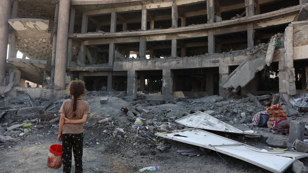 Ein palästinensisches Mädchen steht nach einem nächtlichen Angriff vor dem zerstörten Sheikh-Radwan-Gesundheitszentrum im Norden von Gaza-Stadt, 6. August 2025. © OMAR AL-QATTAA/AFP via Getty Images