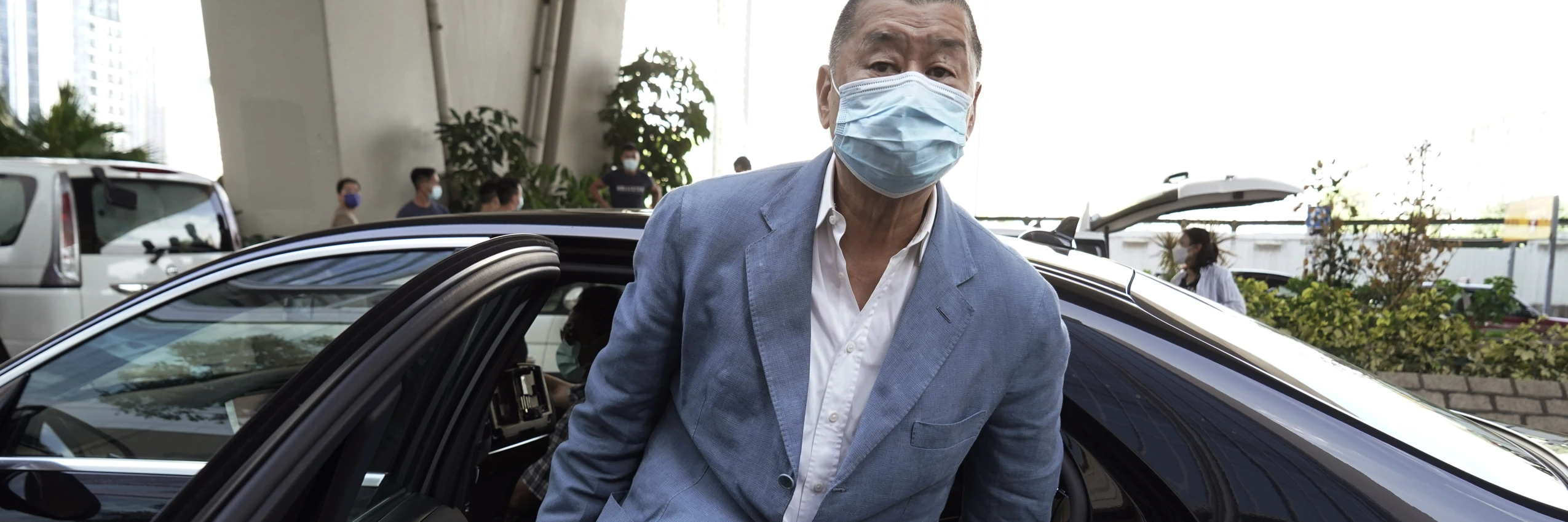 Jimmy Lai im Jahr 2020 auf dem Weg zu einem Gerichtstermin in Hongkong © APA-Images / AP / Kin Cheung