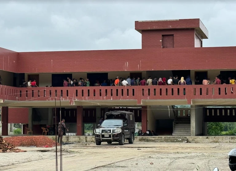 Geflüchtete Rohingya, die vor ethnischer Gewalt in Myanmar geflohen sind, werden in der Nähe von Teknaf in Cox's Bazar festgehalten, nachdem sie von Grenzwachen aufgegriffen wurden, August 2024. @ Shafiqur Rahman