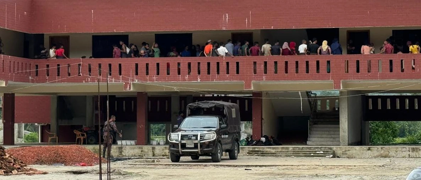 Geflüchtete Rohingya, die vor ethnischer Gewalt in Myanmar geflohen sind, werden in der Nähe von Teknaf in Cox's Bazar festgehalten, nachdem sie von Grenzwachen aufgegriffen wurden, August 2024. © Shafiqur Rahman