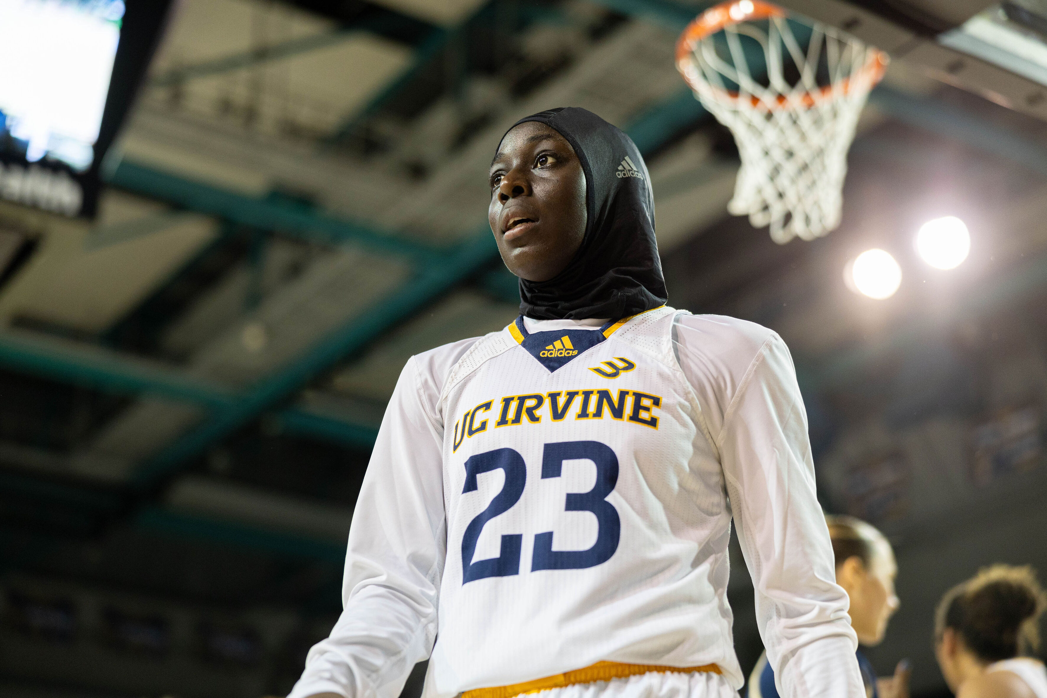 Diaba Konaté, französische Basketballspielerin und ehemalige Spielerin der französischen Jugendnationalmannschaft, setzt ihre Karriere inzwischen in den USA fort.  Aufgrund des Verbots religiöser Kopfbedeckungen durch den französischen Basketballverband kann sie in ihrer Heimatstadt Paris nicht spielen. © Amanda Kaye Delgado