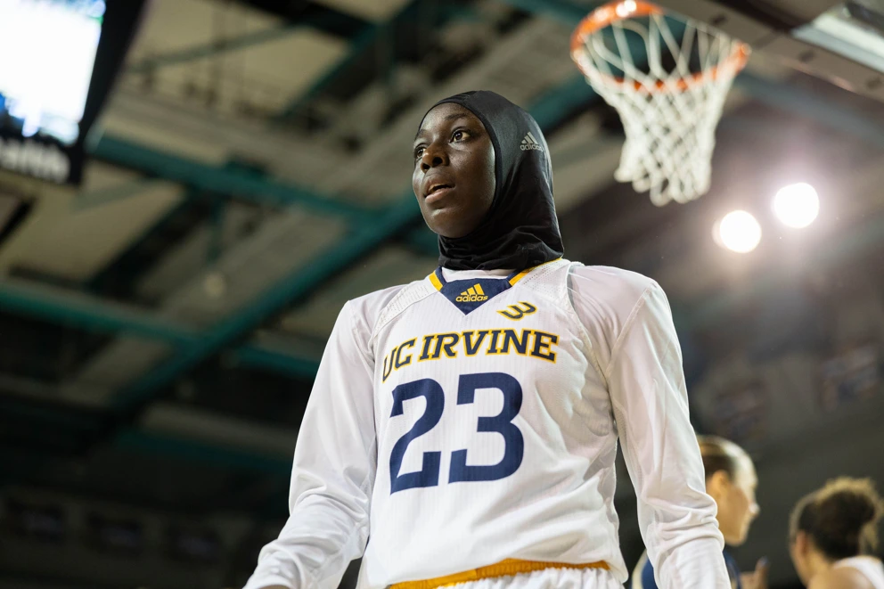 Diaba Konaté, französische Basketballspielerin und ehemalige Spielerin der französischen Jugendnationalmannschaft, setzt ihre Karriere inzwischen in den USA fort. Aufgrund des Verbots religiöser Kopfbedeckungen durch den französischen Basketballverband kann sie in ihrer Heimatstadt Paris nicht spielen. © Amanda Kaye Delgado