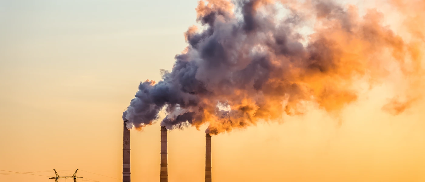 Fossile Industrie verpestet die Umwelt im direkten Umfeld von 2 Milliarden Menschen. © Getty Images/iStockphoto/Yevgeniy Sambulov
