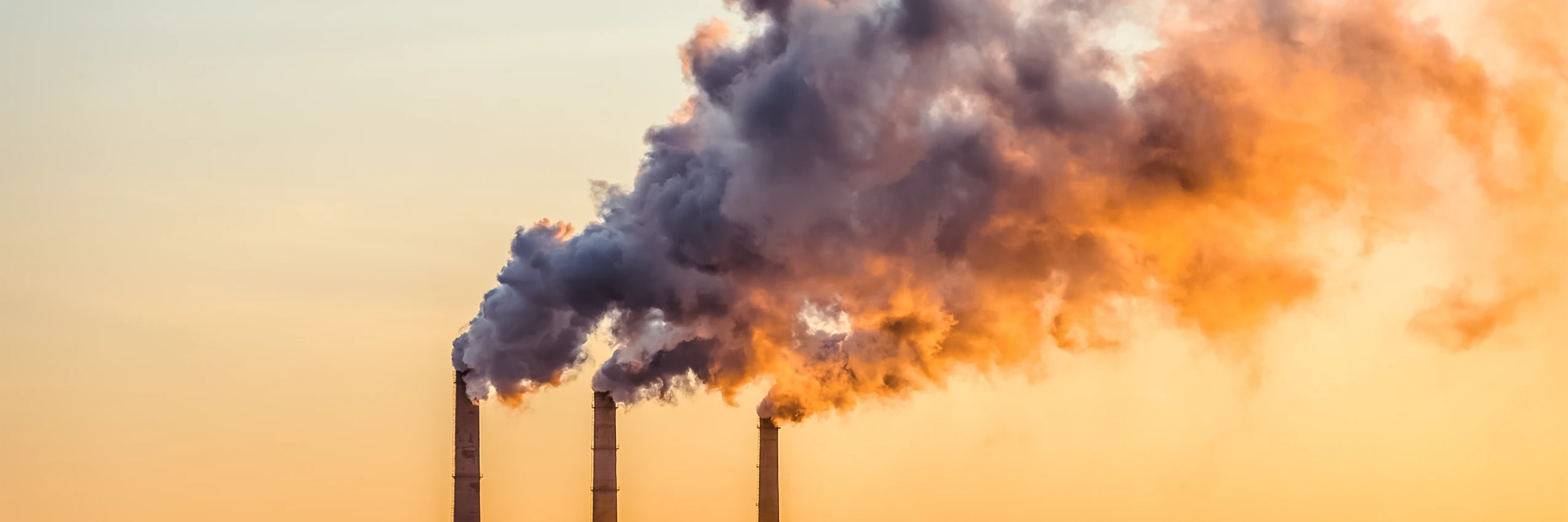 Fossile Industrie verpestet die Umwelt im direkten Umfeld von 2 Milliarden Menschen. © Getty Images/iStockphoto/Yevgeniy Sambulov