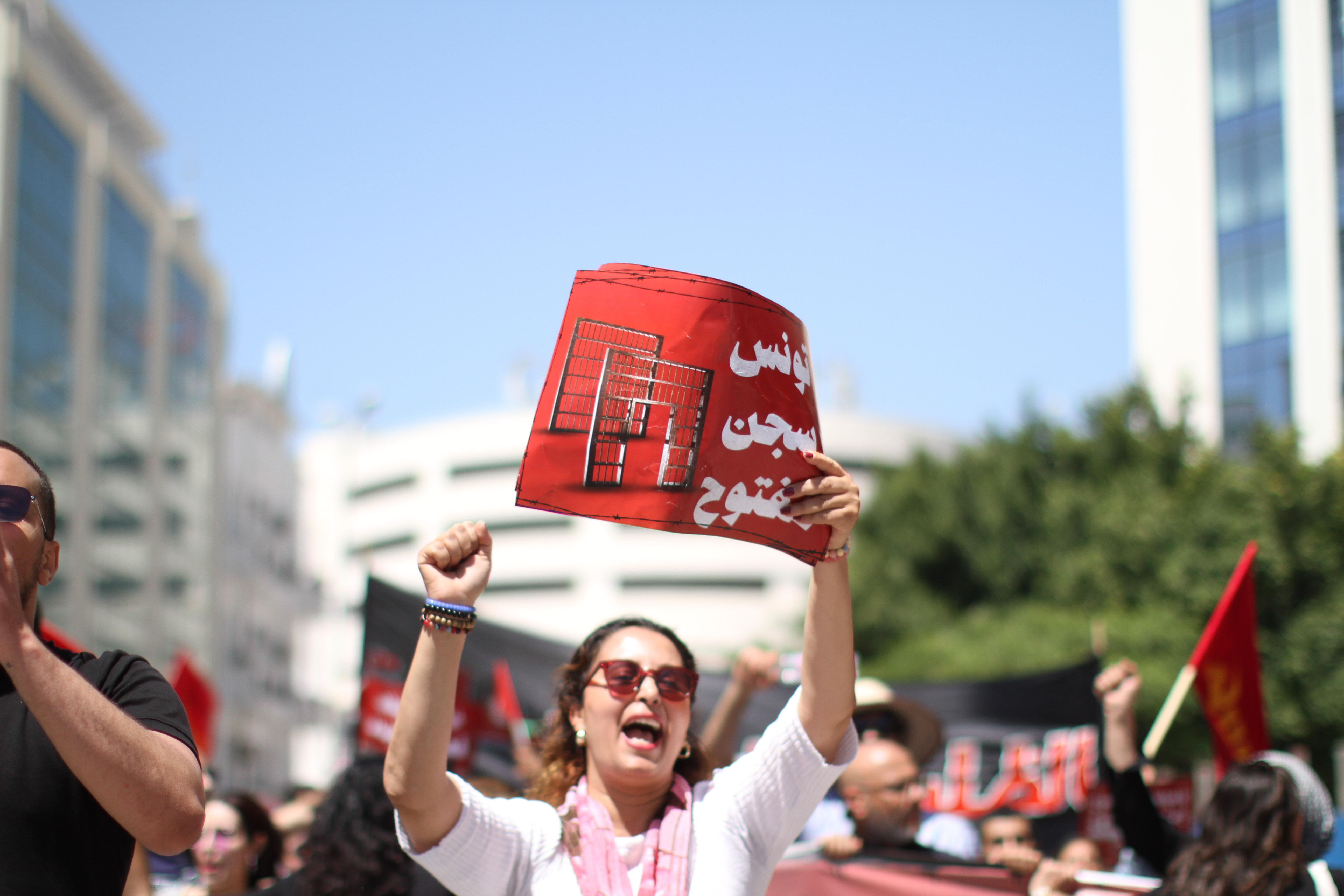 Tunesische Protestierende demonstrieren in Tunis gegen die Festnahme und den Scheinprozess des Anwalts Ahmed Souab. Tunis, 1. Mai 2025. © Hasan Mrad/UCG/Universal Images Group via Getty Images