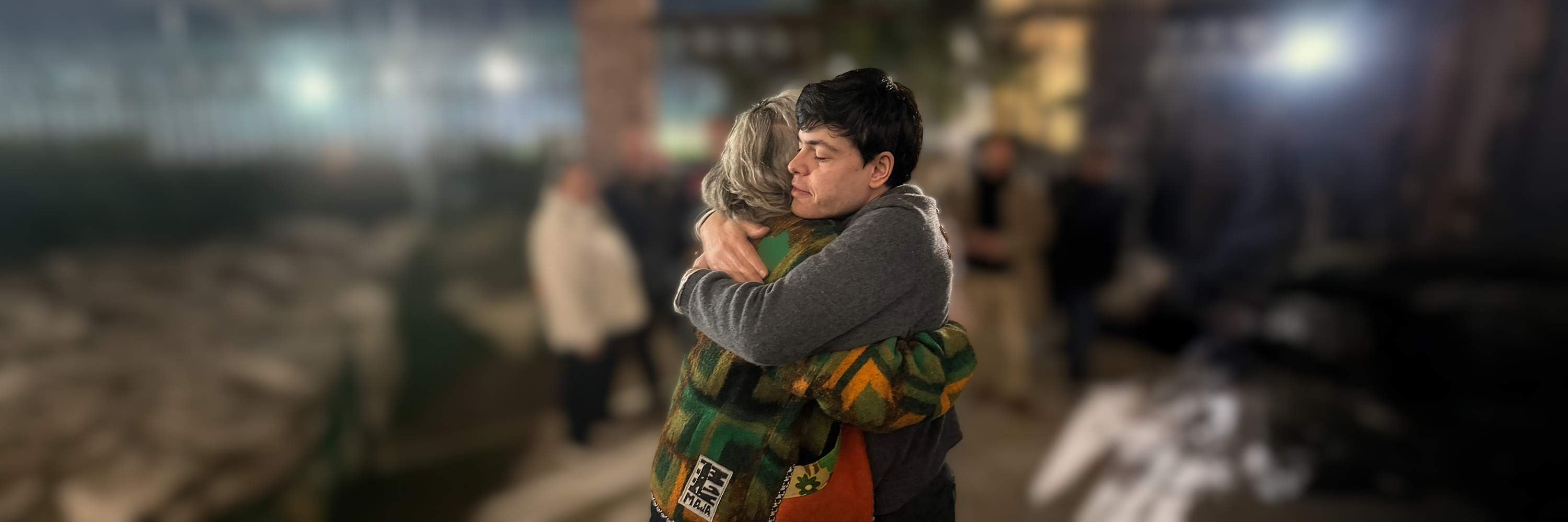 Seán Binder umarmt seine Mutter Fanny nach dem Freispruch.  © Amnesty International