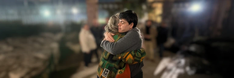 Seán Binder umarmt seine Mutter Fanny nach dem Freispruch. @ Amnesty International