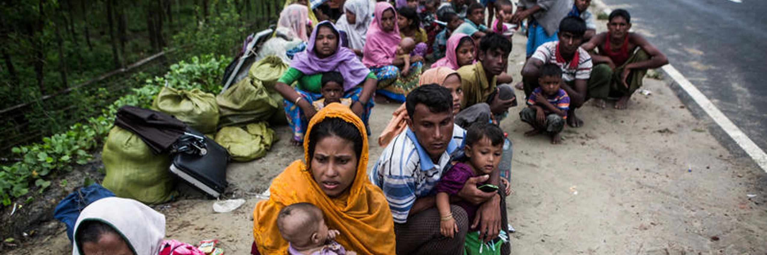 © Aus Myanmar geflüchtete Rohingya an einer Straße in Bangladesch nahe der Grenze im September 2017 /Andrew Stanbridge / Amnesty International