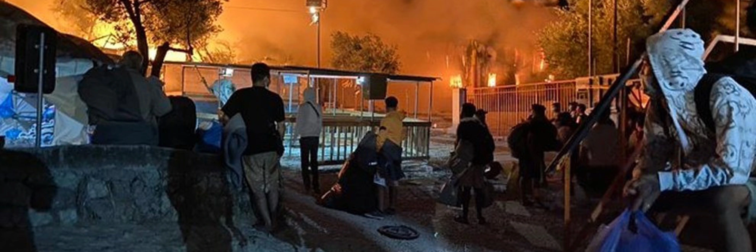 © Fassungslos angesichts der massiven Zerstörung des Camps durch die Feuer / Thanasis Voulgarakis