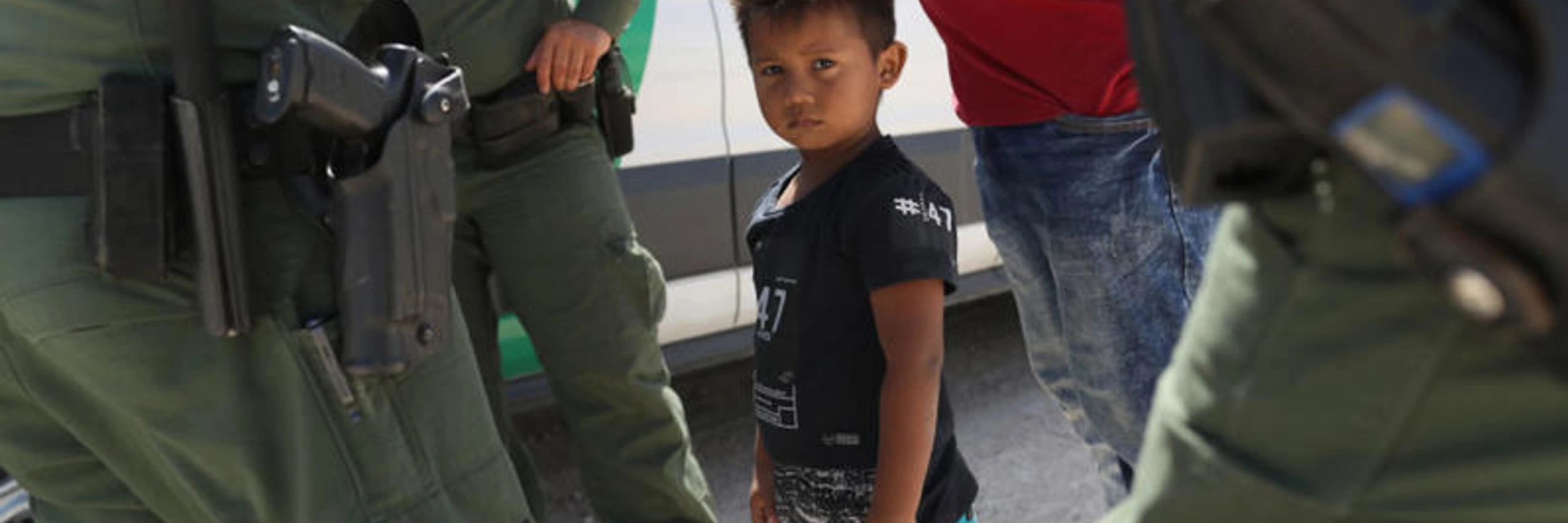 © US-Grenzbeamte nehmen am 12. Juni 2018 einen honduranischen Vater und seinen Sohn fest, nachdem diese von Mexiko kommend die Grenze überquert hatten 2018 Getty Images