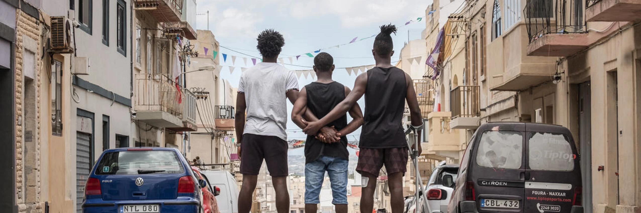© Drei jugendliche Geflüchtete, bekannt als die "El Hiblu 3", in einer Straße auf Malta  Amnesty International/Joanna Demarco