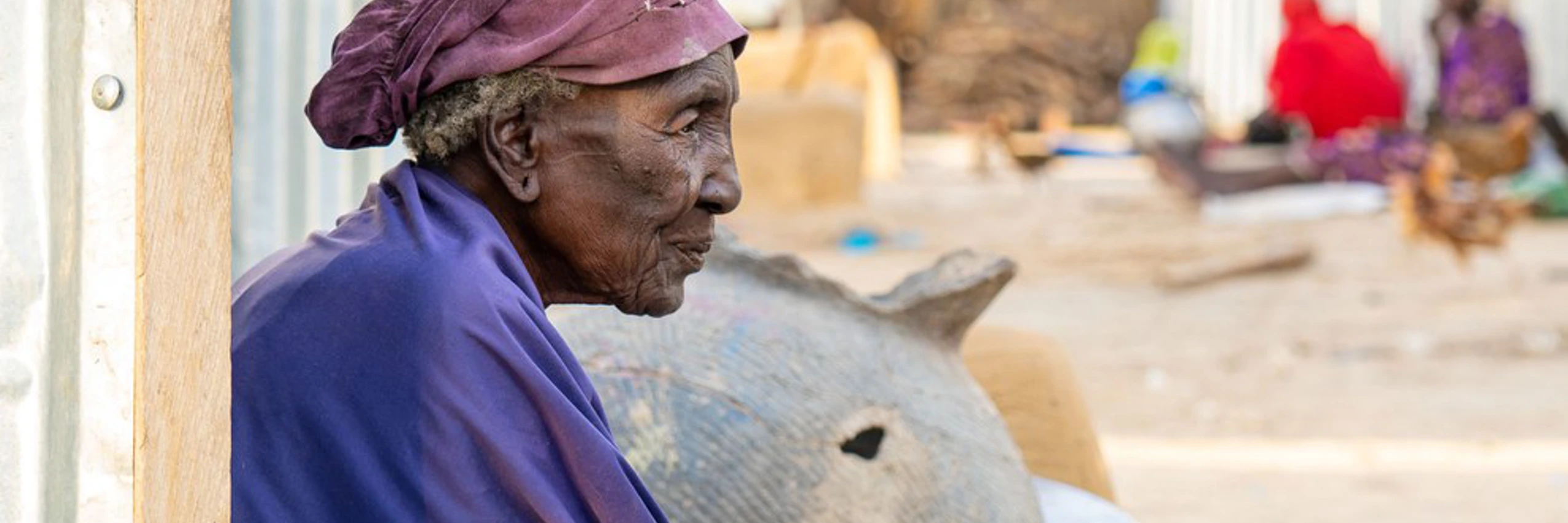 © Die etwa 90-jährige Shakwa im Lager in Borno State, Nordost-Nigeria, Oktober 2020 / The Walking Paradox / Amnesty International.