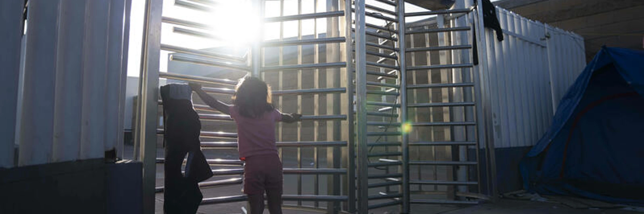 © Ein Kind spielt an einem Grenzübergang zwischen den USA und der mexikanischen Stadt Tijuana, 4. April 2021 / IMAGO / ZUMA Wire