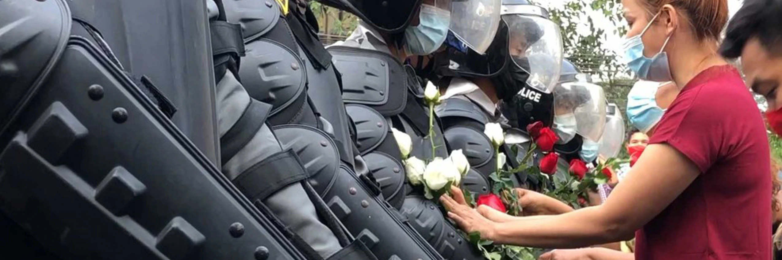 © Demonstrant*innen bieten während der Proteste gegen den Staatsstreich in Myanmar der Polizei in Hledan Yangon Blumen und Rosen an / Maung Sun / wikimedia