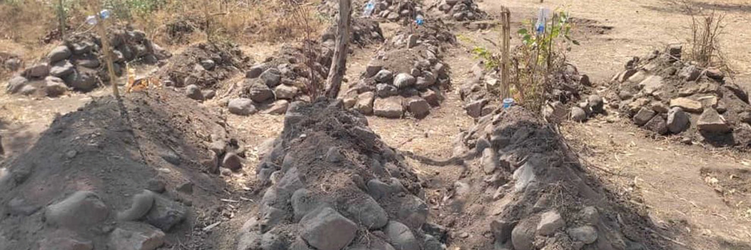 © Neue Gräber bei der St. Georges-Kirche in Kobo, in der Amhara-Region in Äthiopien. Amnesty hat dokumentiert, wie tigrayische Streitkräfte dort Anfang September 2021 Dutzende von Zivilist*innen getötet haben. privat