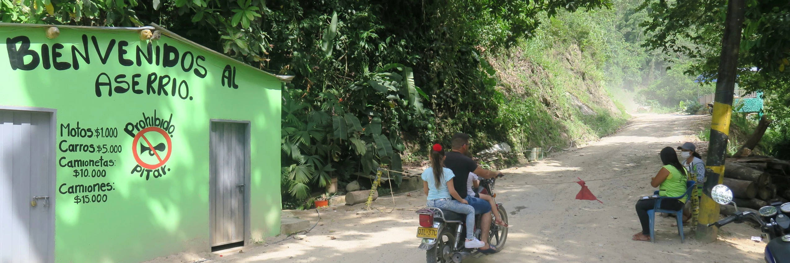 Der Staat ist in Catatumbo so wenig präsent, dass die Gemeinden eigene Mautstellen eingerichtet haben, um Straßen zu erhalten. © Duncan Tucker/Amnesty International