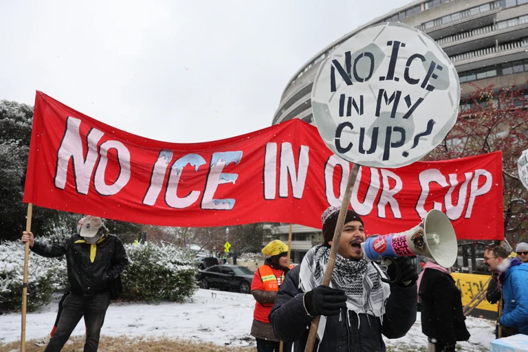 Protestierende nehmen am 5. Dezember 2025 in Washington an einer Protestaktion zur Fußball-WM unter dem Motto „No ICE in my Cup!“ teil. @ APA-Images / AP / Francis Chung
