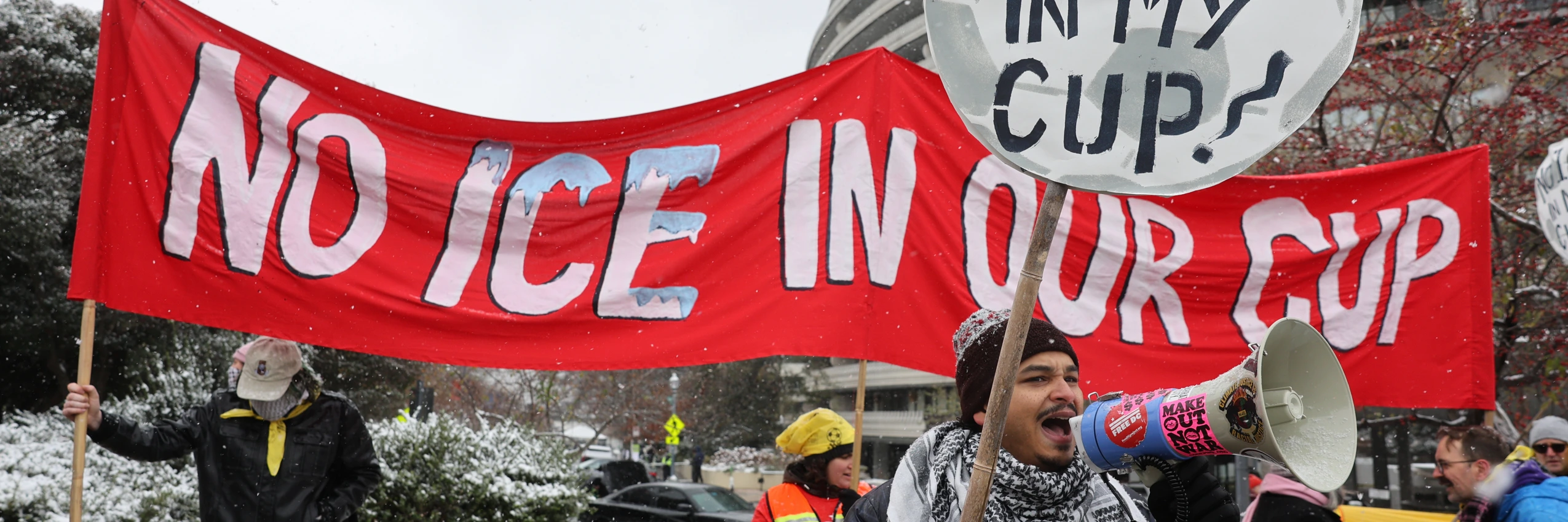 Protestierende nehmen am 5. Dezember 2025 in Washington an einer Protestaktion zur Fußball-WM unter dem Motto „No ICE in my Cup!“ teil. © APA-Images / AP / Francis Chung
