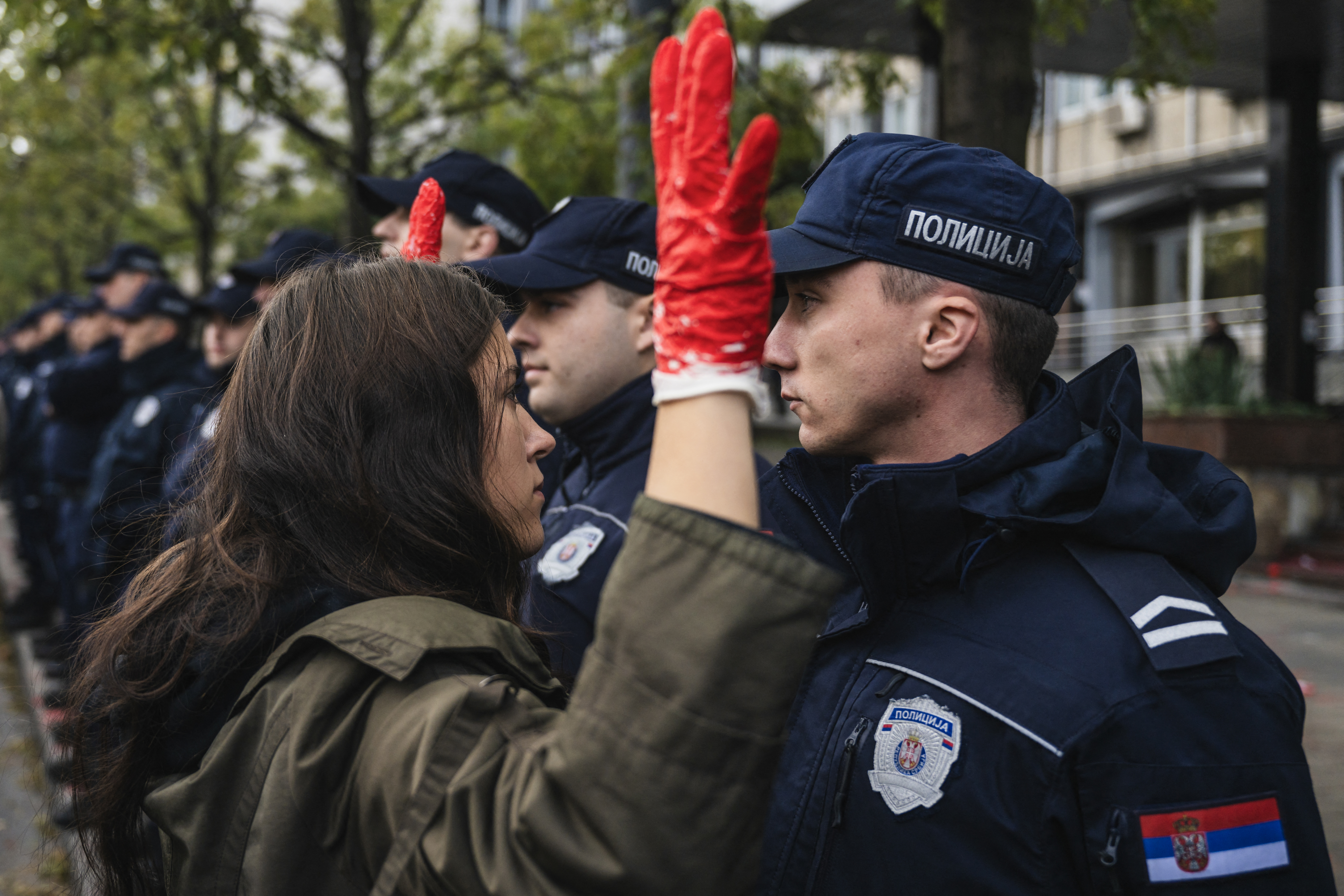 Eine Demonstrantin fordert Verantwortung für staatliches Versagen nach dem Dacheinsturz am Bahnhof Novi Sad mit 16 Todesopfern, Belgrad, 3. November 2024. Die Proteste gegen Regierungsversagen dauern seitdem an.. © ANDREJ ISAKOVIC/AFP via Getty Images