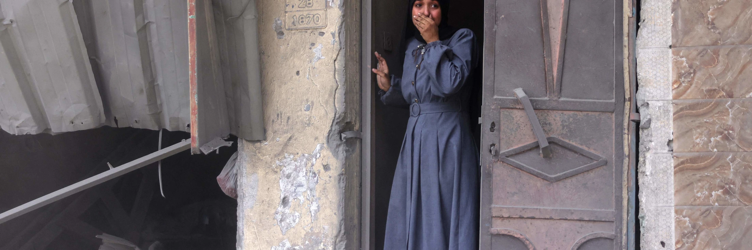 Gaza-City, August 2025: Eine Frau reagiert auf den Anblick nach einem israelischen Luftangriff © BASHAR TALEB/AFP/picturedesk.com