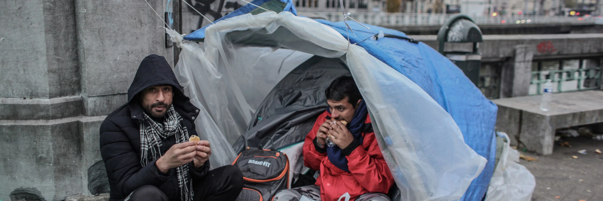 Diese Asylsuchenden müssen in Brüssel auf der Straße leben, weil ihnen die Behörden keine Unterkunft zur Verfügung stellen. © Sanad Latifaa for Vluchtelingenwerk Vlaanderen