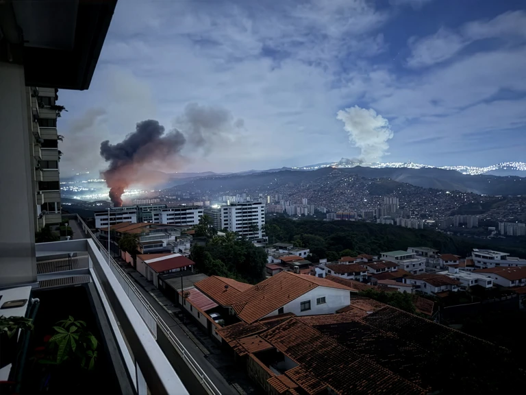  Dichte Rauchwolken liegen über Venezuelas Hauptstadt Caracas nach dem Militärangriff der USA am 3. Januar 2026. @ APA-Images / Jose Abreu