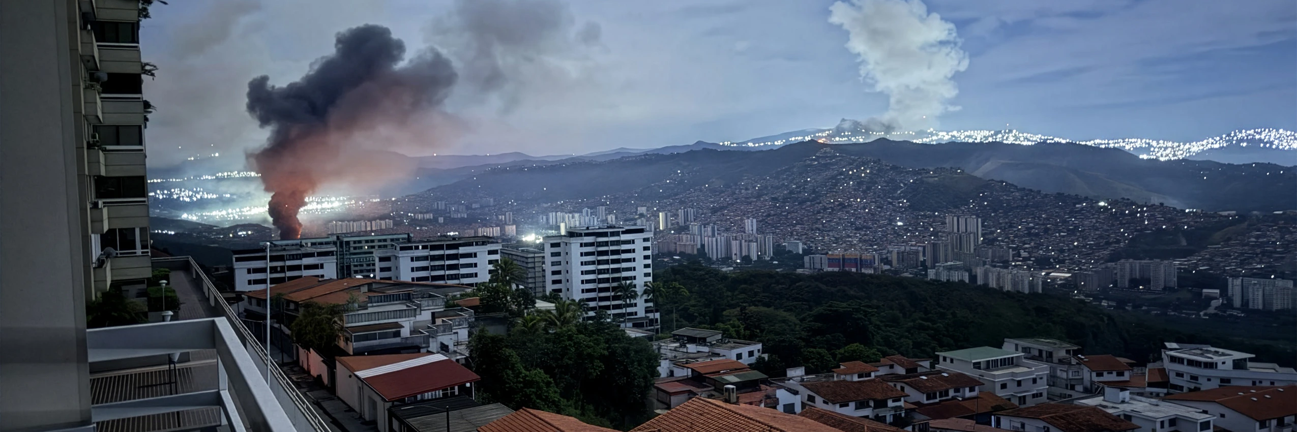 Dichte Rauchwolken liegen über Venezuelas Hauptstadt Caracas nach dem Militärangriff der USA am 3. Januar 2026. © APA-Images / Jose Abreu