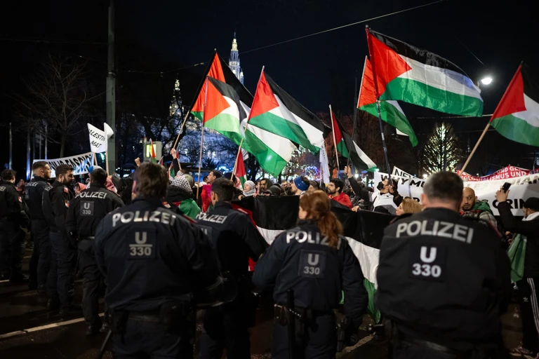 Palästina-solidarische Demonstrierende vor dem österreichischen Parlament @  Thomas Kronsteiner/Getty Images