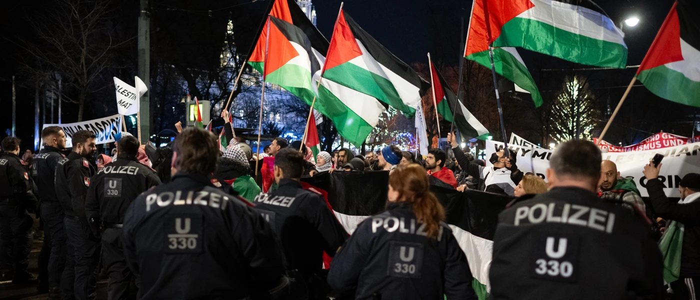 Palästina-solidarische Demonstrierende vor dem österreichischen Parlament © Thomas Kronsteiner/Getty Images