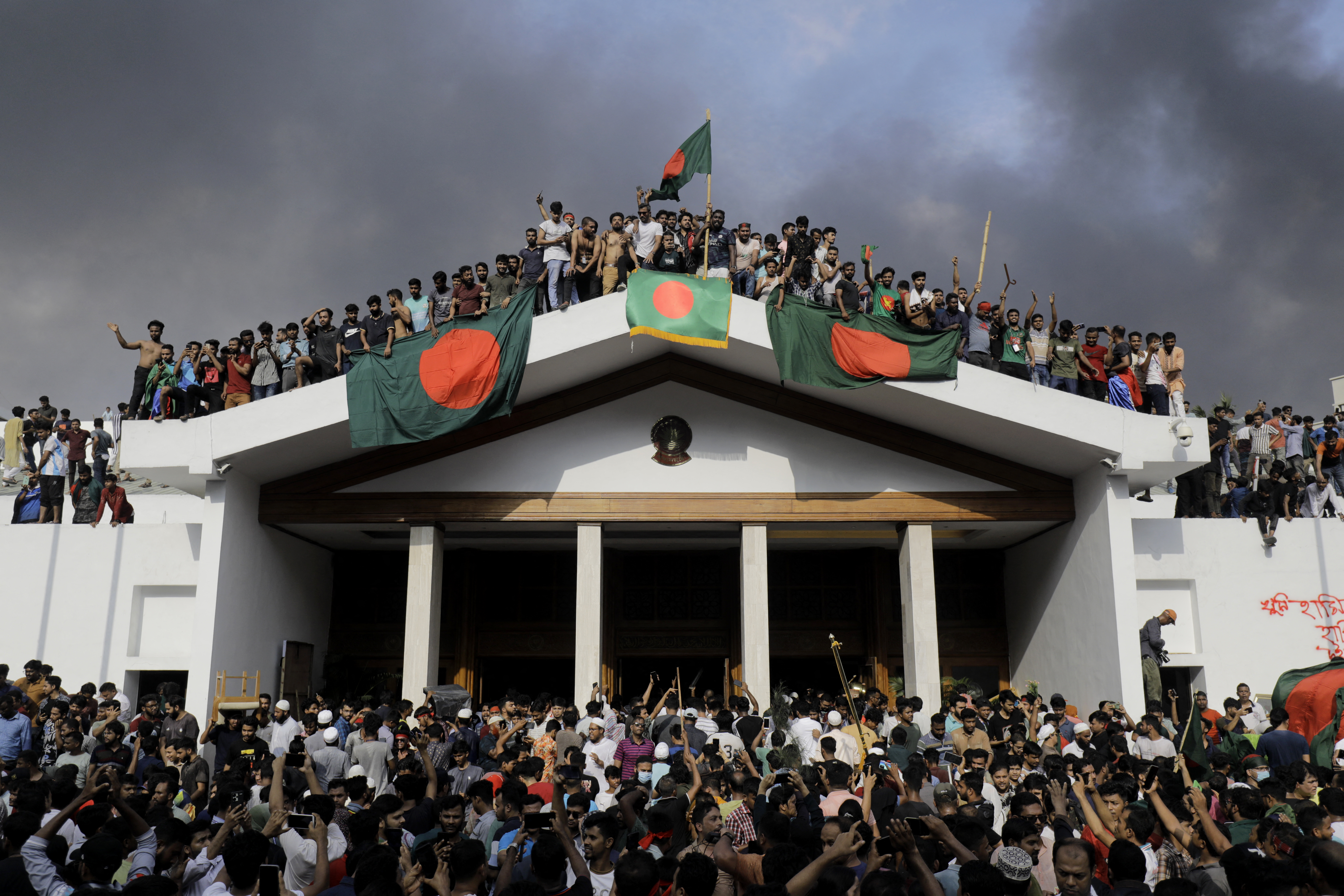 Bangladesch: Regierungskritische Demonstrant*innen besetzen den Palast von Premierministerin Sheikh Hasina in Dhaka. © K M Asad/AFP via Getty Images