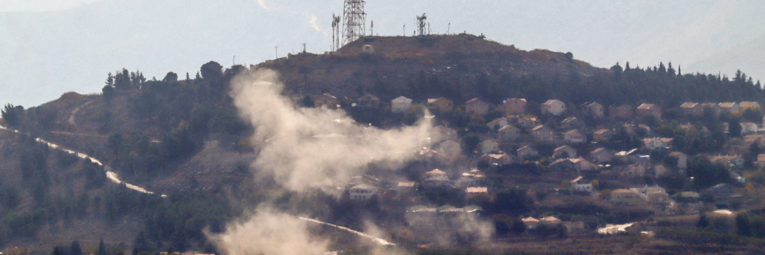 Rauch über dem nordisraelischen Ort Metulla nach einem Raketenangriff der Hisbollah © AFP via Getty Images