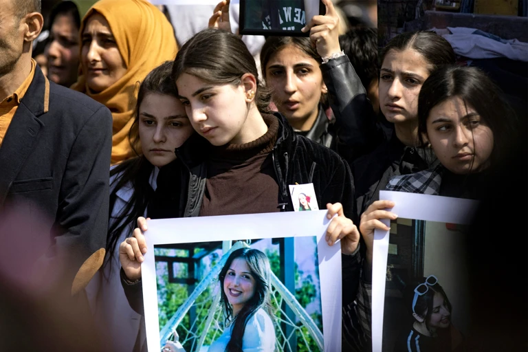 Menschen demonstrieren gemeinsam gegen die anhaltende Gewalt und Diskriminierung gegenüber der alawitischen Minderheit. @ AFP via Getty Images / DELIL SOULEIMAN