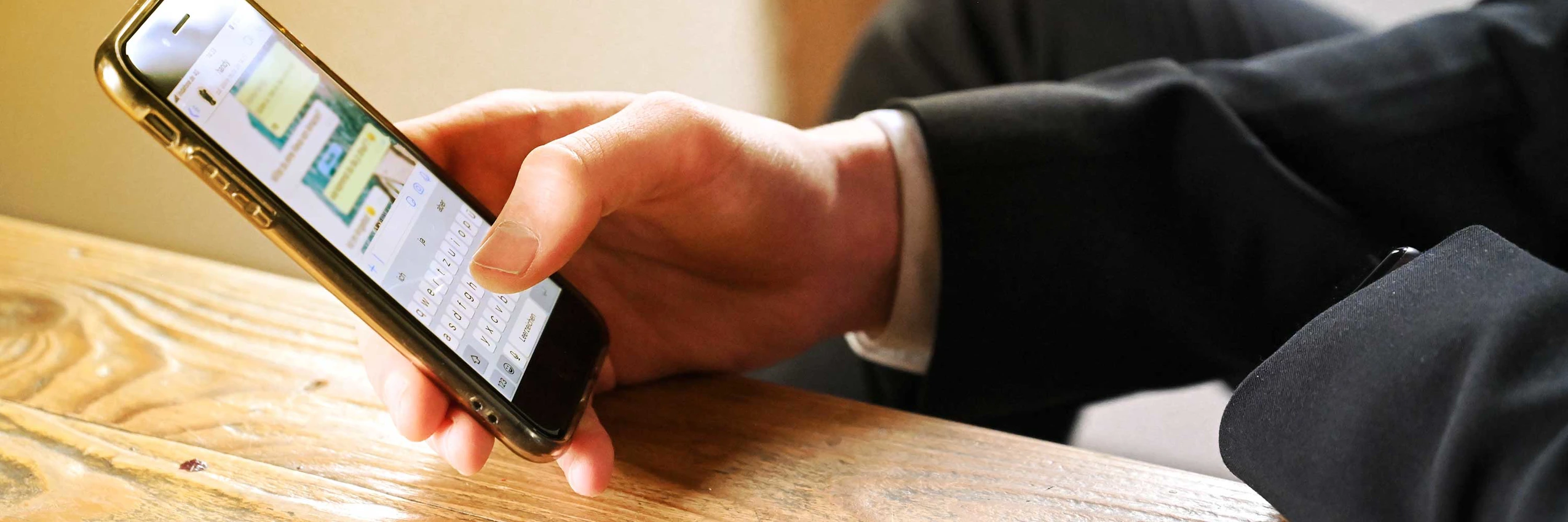 Chat in einer Messenger-App am Smartphone © Adobestock / JOE LORENZ DESIGN