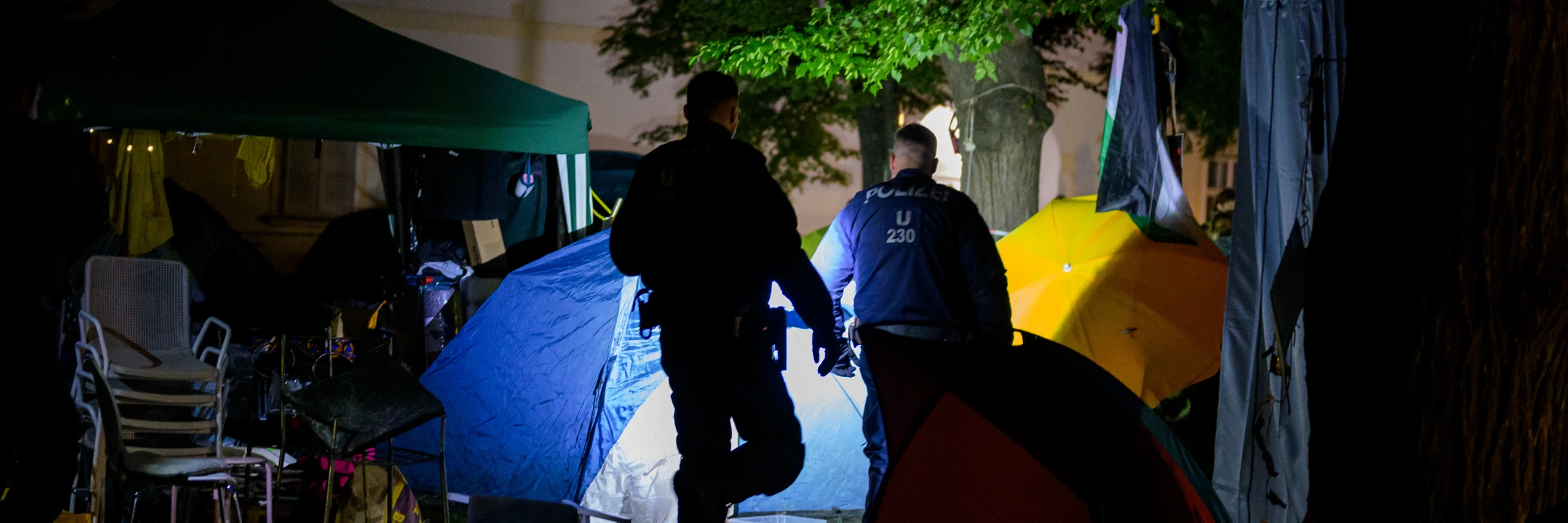Mai 2024: Polizeibeamte bei der Auflösung des Pro-Palästina-Protestcamps auf dem Campus der Universität Wien. © Max Slovencik/APA/picturedesk.com