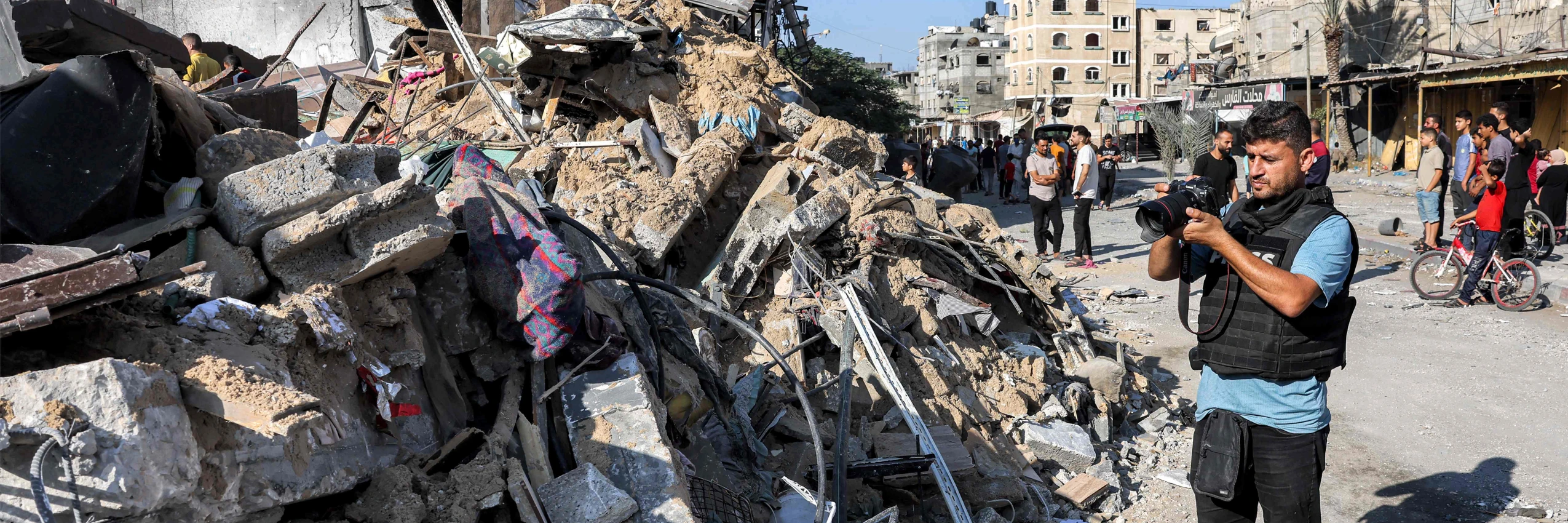 Ein Journalist fotografiert ein durch einen israelischen Luftangriff zerstörtes Haus in Rafah, Gaza. © MOHAMMED ABED AFP picturedesk.com