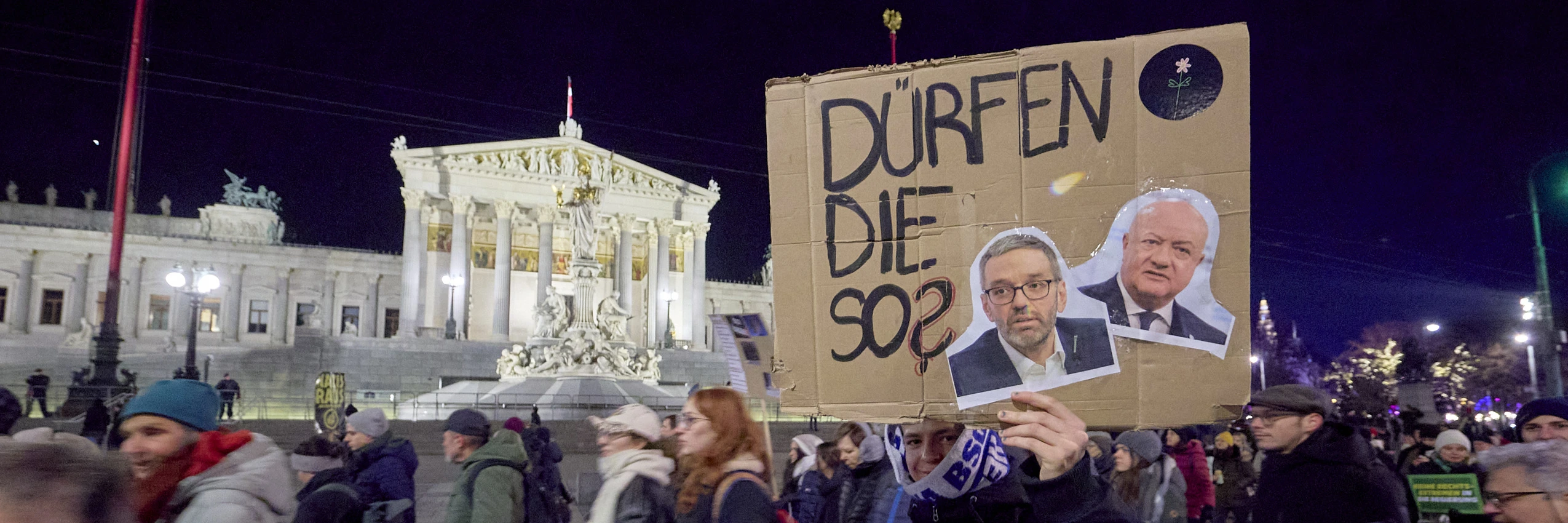 Schild mit der Frage "Dürfen die so?" und mit Fotos der Verhandlungsführer von FPÖ und ÖVP bei einer Demonstration in Wien © photonews.at / picturedesk.com