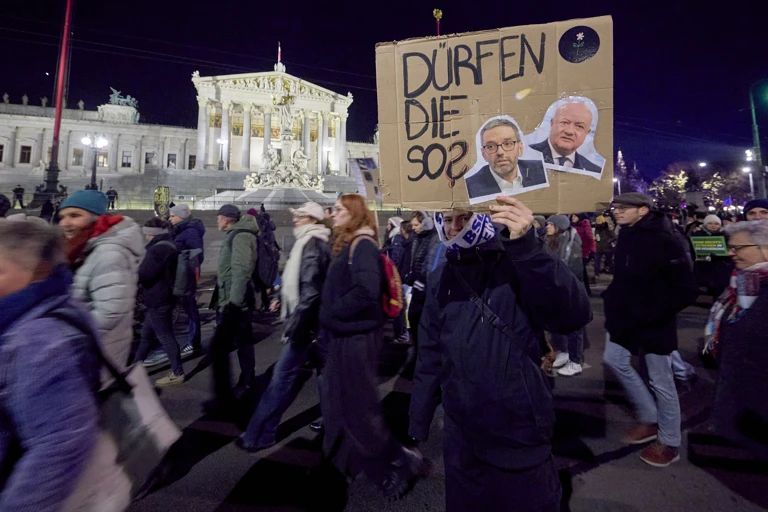Schild mit der Frage "Dürfen die so?" und mit Fotos der Verhandlungsführer von FPÖ und ÖVP bei einer Demonstration in Wien @ photonews.at / picturedesk.com