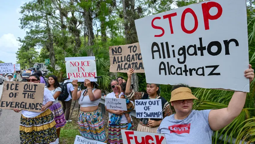 USA: Abschiebezentrum „Alligator Alcatraz“ schließt!
