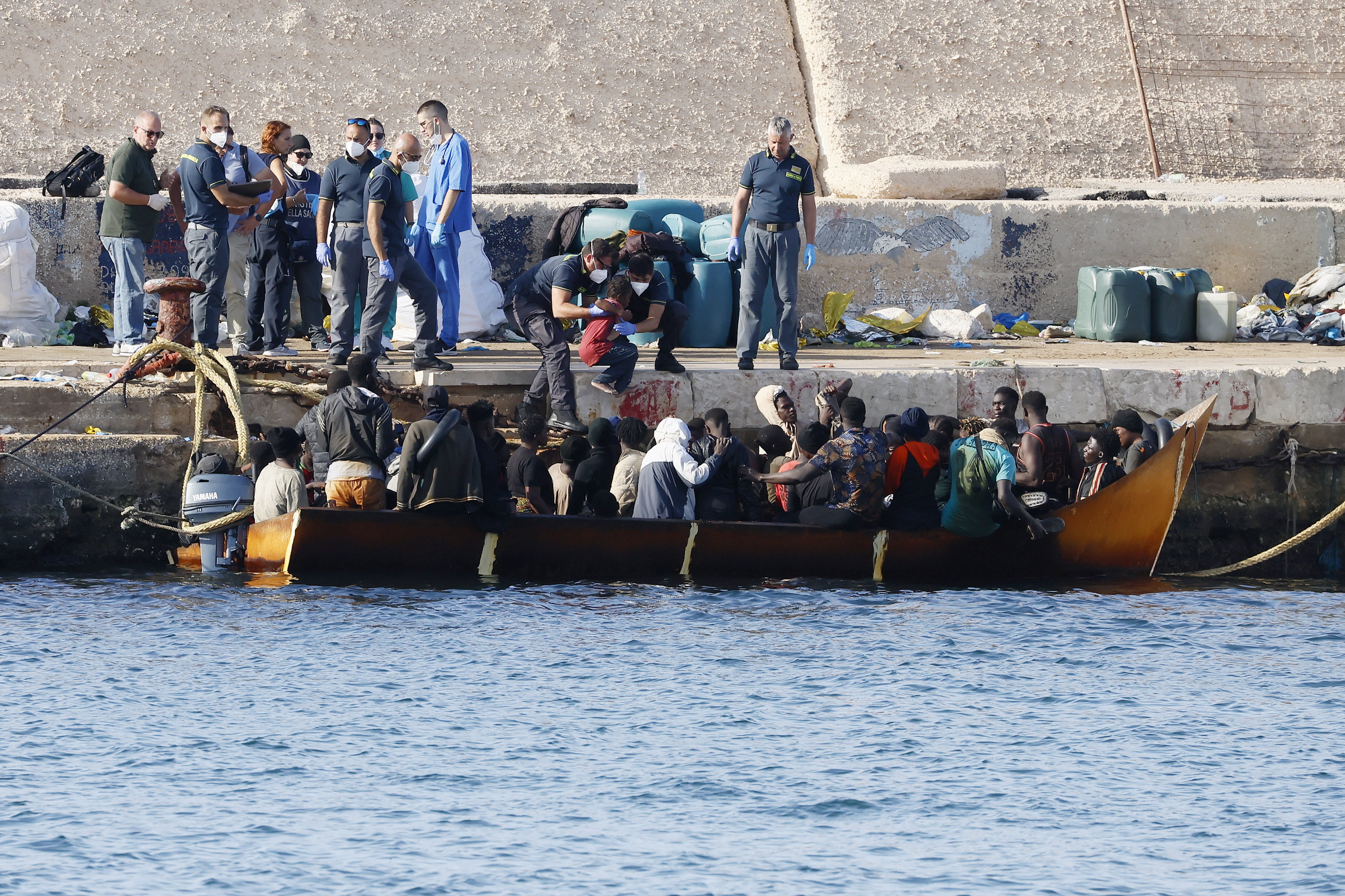 Humanitärer Notstand auf Lampedusa 2023: Innerhalb von sechs Tagen haben rund 9.000 Migrant*innen die italienische Insel erreicht. © APA Images / EXPA/ laPresse/ Cecilia Fabiano