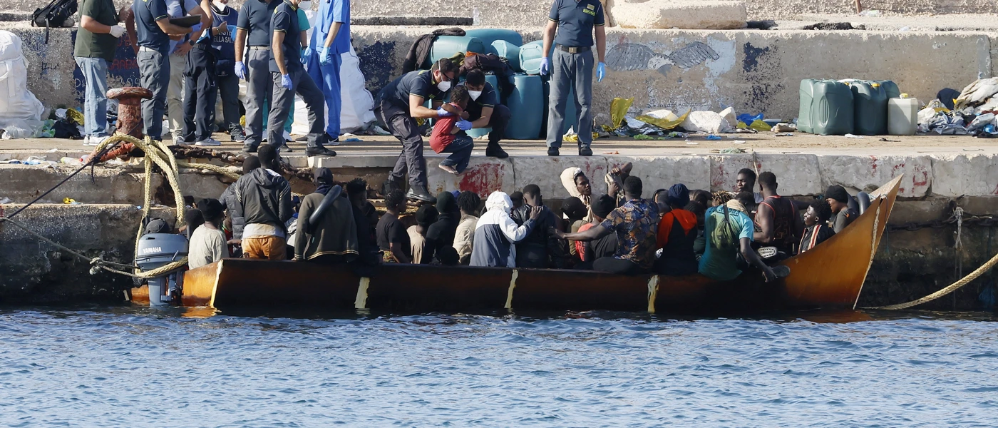 Humanitärer Notstand auf Lampedusa 2023: Innerhalb von sechs Tagen haben rund 9.000 Migrant*innen die italienische Insel erreicht. © APA Images / EXPA/ laPresse/ Cecilia Fabiano