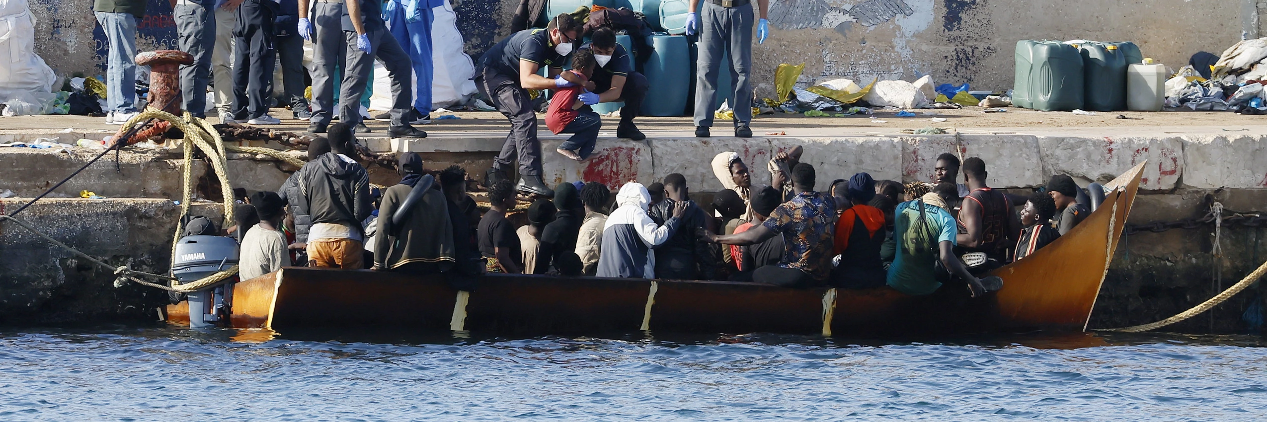 Humanitärer Notstand auf Lampedusa 2023: Innerhalb von sechs Tagen haben rund 9.000 Migrant*innen die italienische Insel erreicht. © APA Images / EXPA/ laPresse/ Cecilia Fabiano