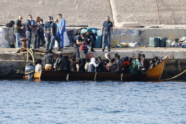 Humanitärer Notstand auf Lampedusa 2023: Innerhalb von sechs Tagen haben rund 9.000 Migrant*innen die italienische Insel erreicht. @ APA Images / EXPA/ laPresse/ Cecilia Fabiano