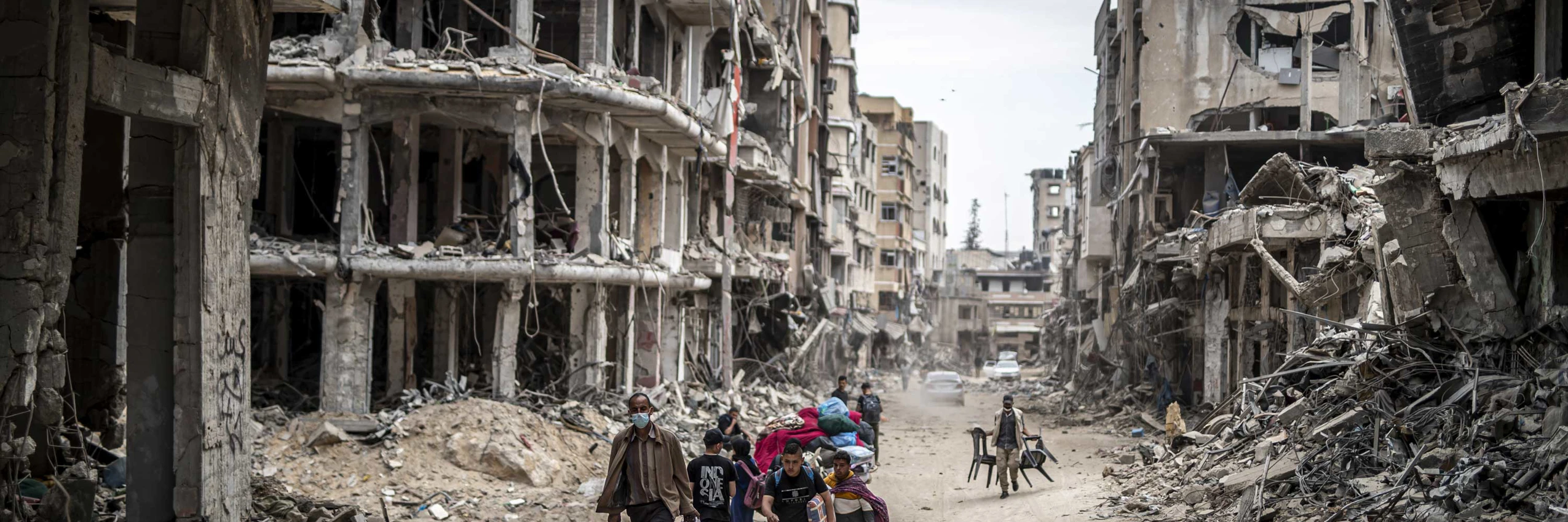 Khan Yunis, Gaza, im April 2025: Einige Anwohner*innen kehren in ihre zerstörte Heimat zurück. © Jehad Alshrafianadolu via Getty Images