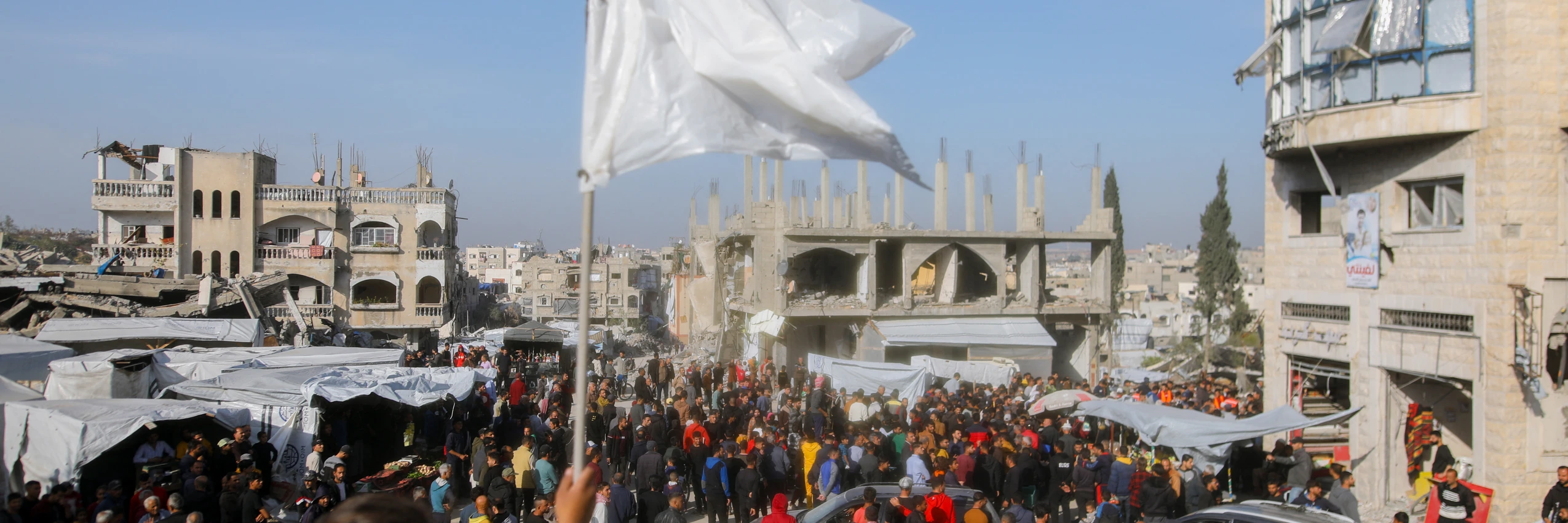 Palästinenser*innen fordern ein Ende des Krieges mit Israel während eines Anti-Hamas Protests © Middle East Images/AFP via Getty