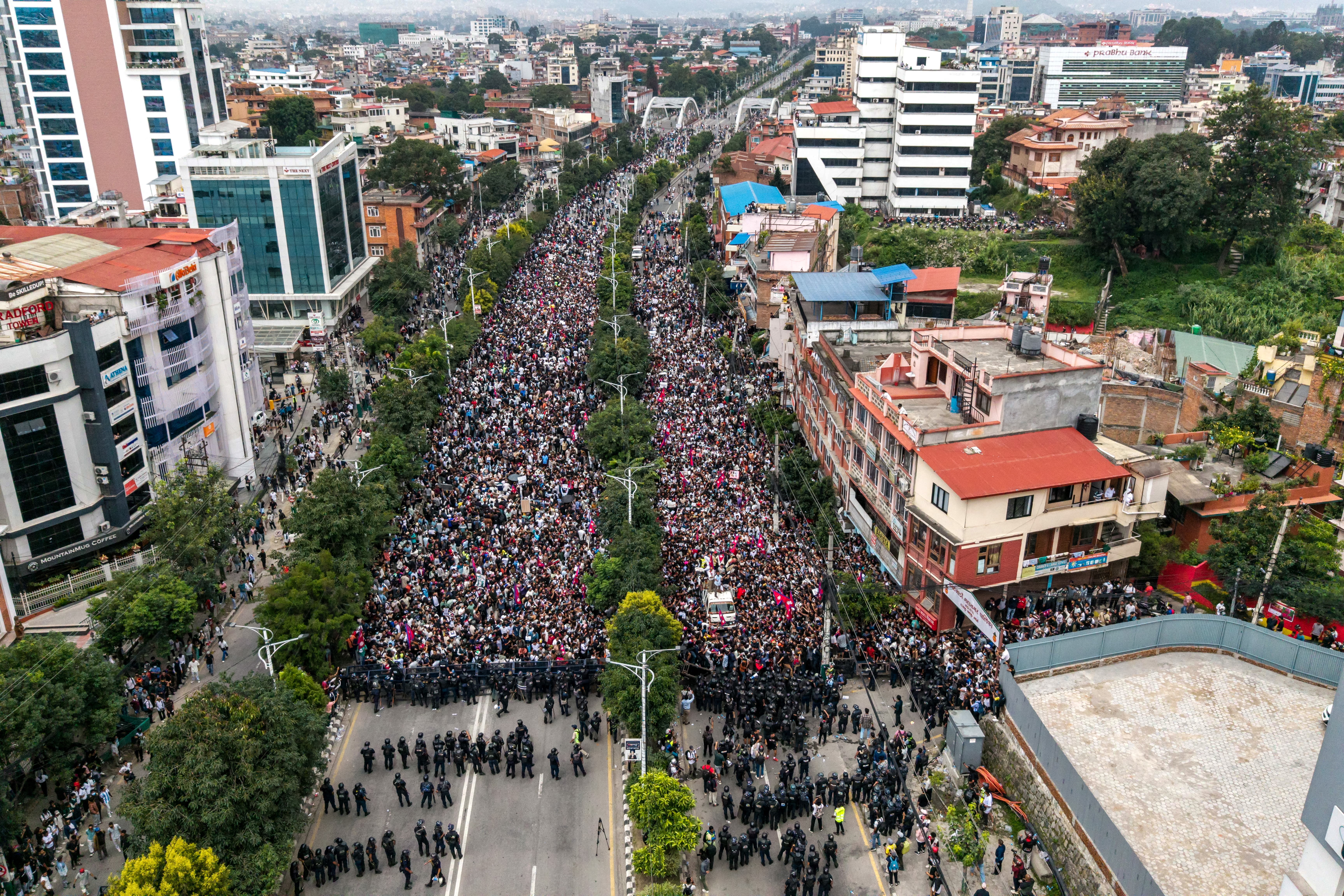 Tausende Demonstrant*innen vor dem Parlament in Kathmandu, Nepal, 8. September 2025 – bei Protesten gegen Social-Media-Sperren und Korruption eröffnete die Polizei das Feuer und tötete mindestens 17 Menschen. © PRABIN RANABHAT/AFP via Getty Images