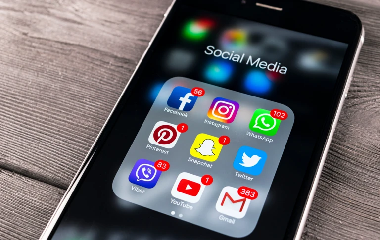 Social Media-Apps auf einem Smartphone @ Aleksei - stock.adobe.com